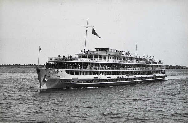 Поздравительная папка «Волжское объединенное ордена Ленина речное пароходство». Г. Горький. [1950].